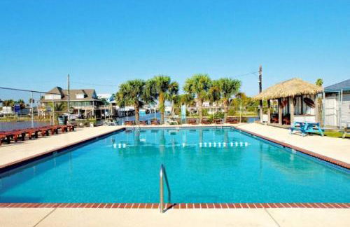 Coastal bungalow with huge yard, comfy deck and close to beach - Foto 42