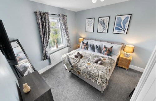 4-Bedroom Stunning Luxe, Spacious & Stylish Design House Bolton, Sleeps 11, with Parking Central Bolton, Links to Manchester, Pet-Friendly, Best For Groups! WORK CONTRACTORS SPECIAL OFFER! - by Blue Puffin Stays - Foto 53