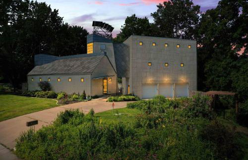 The Architect's Modern Castle - Photo 2