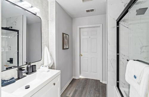 New Renovated 5BD Home with Hot Tub Sauna & Game Rm - Foto 55