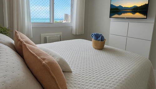 2 qrts c suíte, ar condicionado, piscina infantil e adulto, parquinho, estacionamento privativo, portaria 24hrs, self checkin, indicado pra família c crianças, casais e hóspedes a trabalho - Foto 2