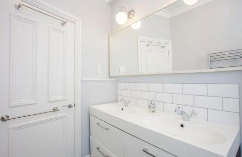 Stylish & Modern 3 Bed Flat in NW London With Garden - Foto 48