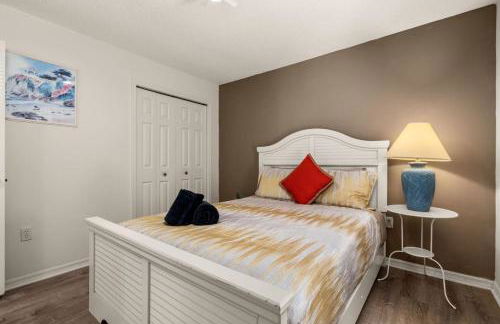 Modern Retreat Pool and Game Room - Foto 41