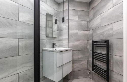 Modern Merchant City 1 BED Apartment with Free Parking - Photo 12