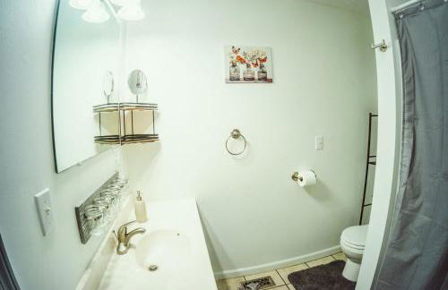 Resting Point - Hot Tub, Firepit, Spacious 4-BR Home - Foto 30