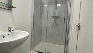 Large Studio with homely features! - Foto 4, Shower
