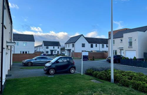 Beautiful 4-Bedroom House with Private Garden & Parking - Foto 10