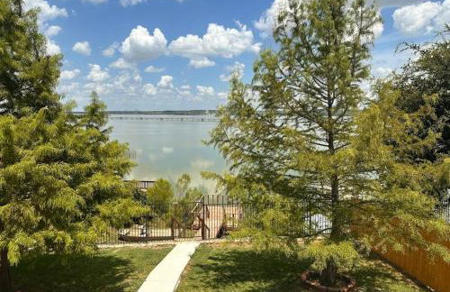 Lake Front Home, around 15 minutes drive to AT&T and Epic Water - Foto 1