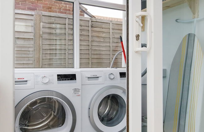 Bright Modern 4 br House 100 Metres From Beach - Photo 12