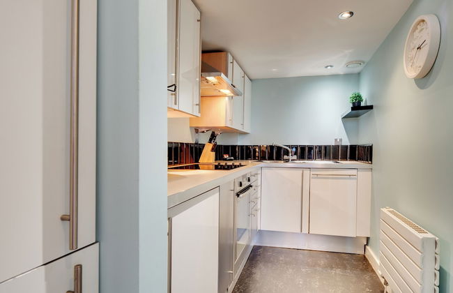 Crown Apartments By Week2Week - Photo 28