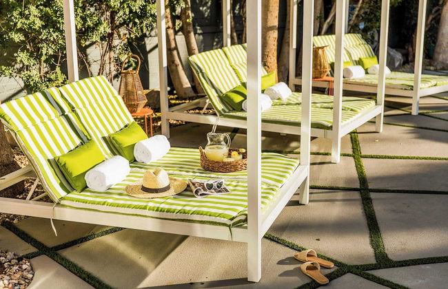 2 Rooms, Sleeps 8 Retro Hotel w/ Pool Wesley King Studio Buyout by Avantstay - Foto 37