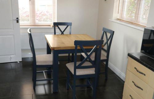 The Iris house is close to city centre and is ideal for tourists, visiting family members or work related activities including contractors - Foto 26