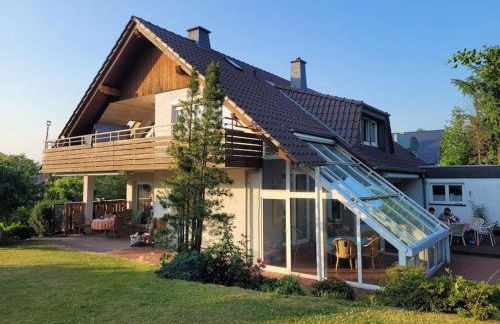 Großes Haus mit Garten, Sauna, Flügel, Kamin uvm - Photo 1