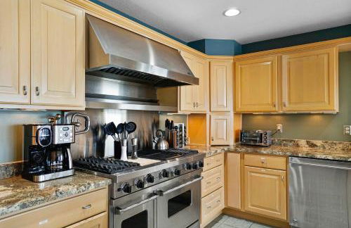 6BR Houghton Lake House with Indoor Pool, Hot Tub and Golf Simulator - Photo 45