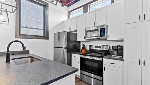 Brick & Bed Riverfront Lofts, PC 204 - Foto 4, stove, dishwasher