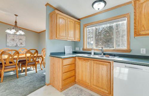 8 Mi to Dtwn Rochester Peaceful Home with Deck! - Foto 9