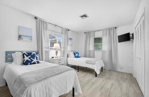 Venice Lakefront Pool Home - Photo 6