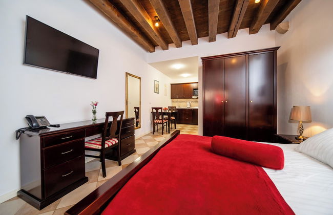 SUNce Palace Apartments with free offsite parking - Foto 3