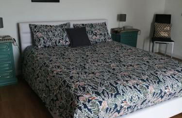 Alojamento - Apartamento ou quarto - Estacionamento à porta - Foto 18