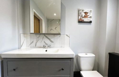 Adgestone Villa - A Luxurious Countryside Escape with Heated Pool, Near Sandown Beach, Dog Friendly in Rural Sandown - Perfect Getaway for Family & Friends - Photo 50