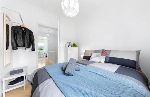 Cozylease 3 Bedroom Canary Wharf Family,Workcation, Fast WiFi, Workspace,1 stop to City - Photo 7