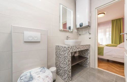 Villa Zdenka with heated pool - Photo 28