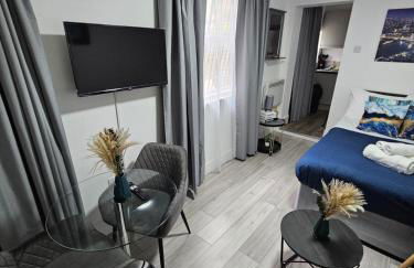 Cozy Ground-Floor Studio, Excellent City Access - Photo 46