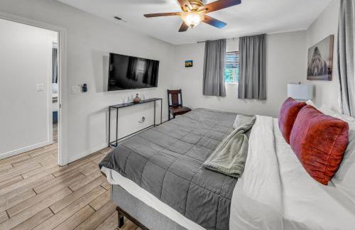 NEW! HUGE 5BR Mountain Views Game Room Hot Tub Lawn Games BBQ - Photo 30