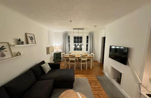 Stirling Haven: Charming 3B Apt in City Centre - Photo 3