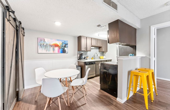 Soco 2BR Corner Suite w Pool King bed Fast Wifi - Photo 6