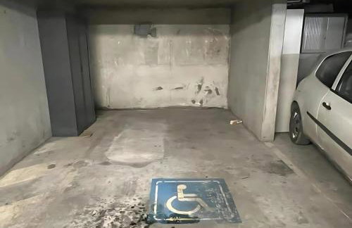 Live Like a Local Stylish 2BR with Balcony & Parking - Foto 21