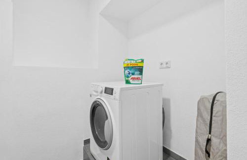 BAT Home Solutions Saarburg Altstadt - alles was ein Hotel nicht bietet - 3 Apartments 45 bis 75 qm für bis zu 12 Personen - direkt unter der Burg - 2 Min zur Altstadt - Weinbergblick, Heimkino und E-Ladesäulen - Foto 19