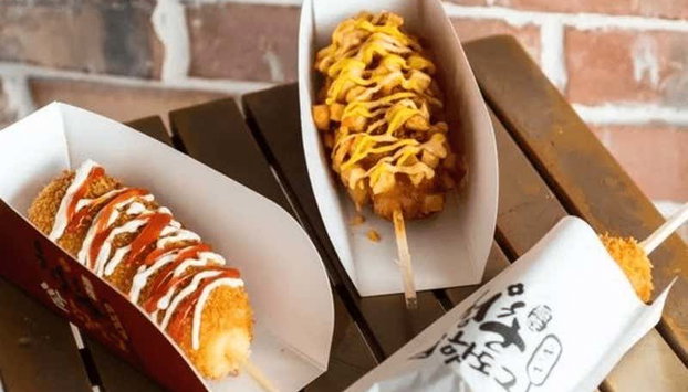 Seattle Food Tour - Foto 4, Indulge on delicious corn dogs