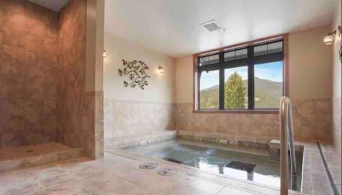 Penthouse Mountain Haven with Community Spa Room - Foto 3