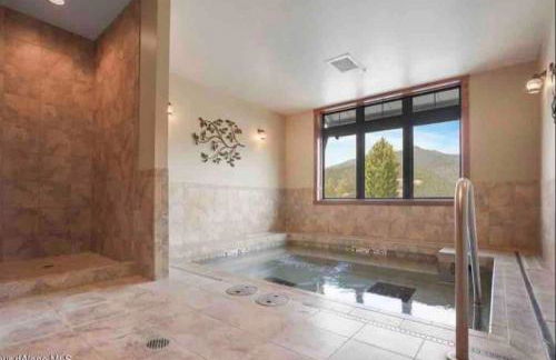 Penthouse Mountain Haven with Community Spa Room - Foto 3