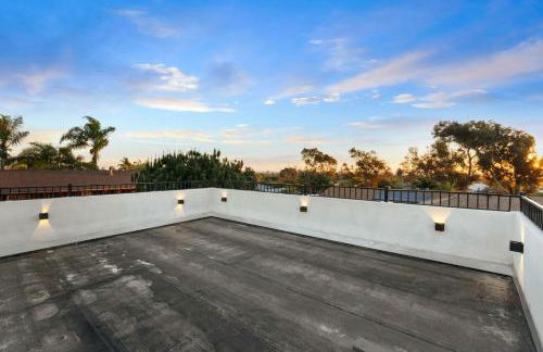 Spacious Modern Home with Rooftop & Private Backyard - Foto 8