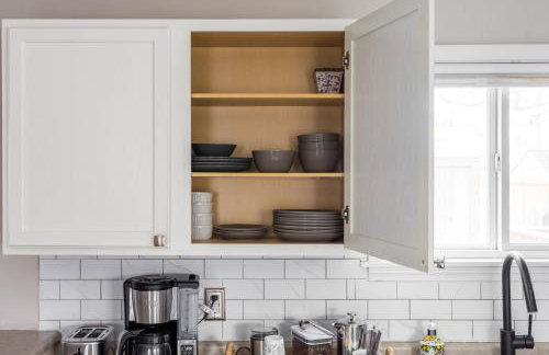 Capitol House - 3 Bed 1 Full and 1 Half Bath, Pet Friendly with Hot Tub walk to Lucas Oil Stadium - Foto 24