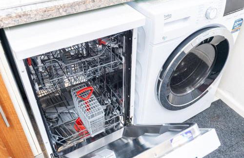 Convenient 2BR House with Great Transport Links - Photo 14