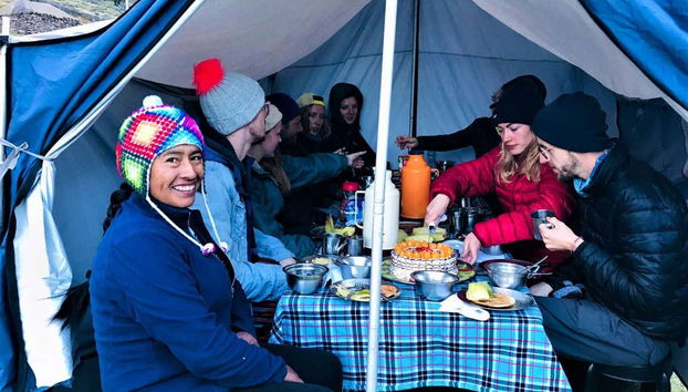 Comendo no acampamento