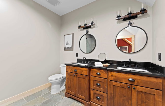 Black Bear Lodge by Avantstay Lakefront, Dock, Pool, Theater Sleeps 20+ - Foto 31