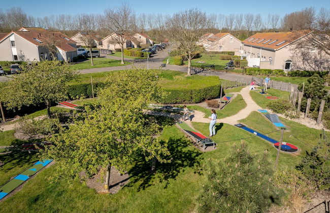 Restyled Bungalow With 2 Bathrooms, Near the Beach - Photo 25