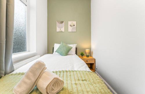 Comfortable 4 Bed Home - Free Parking & Fast WiFi - Foto 26