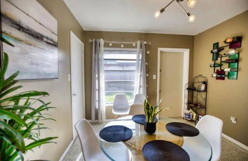 Retro-Inspired Stay BBQ Patio Close to Downtown - Foto 12