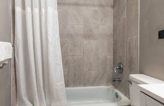 Historic CozySuites 4BR 2BA with a modern touch - Foto 28