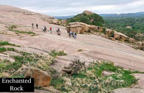 Entire 2br 2ba hilltop view home Sleeps 8 pets 4 acres Jacuzzi Central AC Kingbeds Office Free WiFi Parking Full Kitchen Refrigerator Washer Dryer Furnished Three 3 Large Sunset Dining Patios Grill Stovetop Oven Hiking Wildlife Firepit Quiet very Secluded - Foto 68