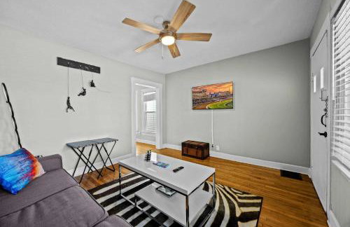 Cozy Downtown Stay w Private Backyard & Parking - Foto 10