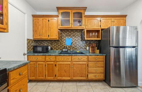 Spacious 4BR House Free Parking w Backyard BBQ - Foto 13