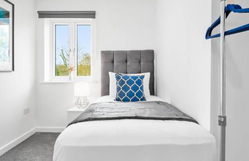 2 Bed Apartment - Sleeps 3 - Parking - Cradley Heath 54C - Foto 13