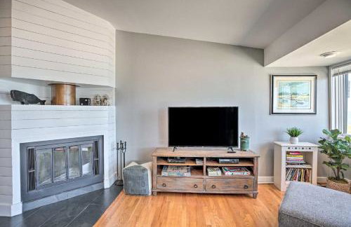 Lakefront Family Retreat with Grill Steps to Beach! - Foto 5