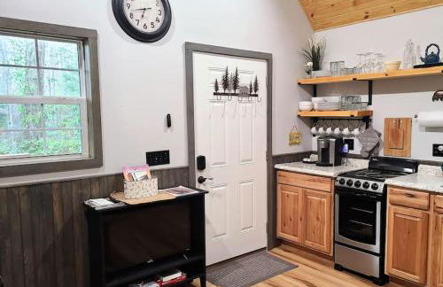 Holly Nest a Cozy Cabin Getaway near Gatlinburg - Photo 3